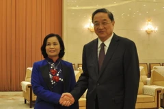 Phó Chủ tịch MTTQ Bùi Thị Thanh hội kiến Chủ tịch Ủy ban Toàn quốc Hội nghị Hiệp thương Chính trị Nhân dân Trung Quốc Du Chính Thanh. (Ảnh: Hải Yến/TTXVN)