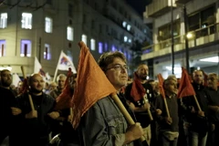 Tối 16/10, hàng nghìn người Hy Lạp đã xuống đường tuần hành tại trung tâm thủ đô Athens để phản đối việc tiếp tục thực thi chính sách "thắt lưng buộc bụng". (Nguồn: Reuters/TTXVN)