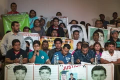 Người thân của 43 sinh viên mất tích tại một cuộc họp báo của các chuyên gia IACHR về tiến trình điều tra vụ án ở thủ đô Mexico City ngày 6/9. (Nguồn: AFP/TTXVN)