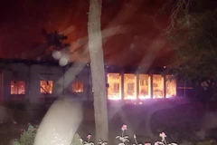 Lửa bùng lên tại bệnh viện thuộc MSF sau khi bị oanh tạc ngày 3/10. (Nguồn: AFP/TTXVN)