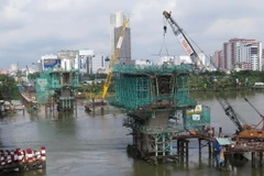 Đoạn vượt sông Sài Gòn đang được thi công khẩn trương với chiều rộng 11m, 2 trụ chính đã thành hình. (Ảnh: Hoàng Hải/TTXVN)