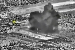 Khói bốc lên từ một nhà máy chế tạo bom ở Maarat al-Numan, phía nam thị trấn Idlib, Syria sau đợt oanh tạc của không quân Nga ngày 3/10. (Nguồn: Reuters/TTXVN)