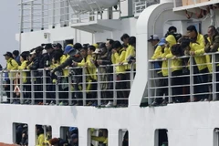 Người thân các nạn nhân vụ chìm phà tại lễ tưởng niệm ngày 15/4. (Nguồn: AFP/TTXVN)