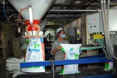 Sản xuất thức ăn gia súc, gia cầm và thủy sản tại Công ty TNHH De Heus (100% vốn đấu tư Hà Lan). (Ảnh: Danh Lam/TTXVN)