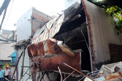 Xe xúc đất mất lái lao vào nhà dân, 4 người may mắn thoát nạn