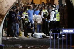 Cảnh sát và lực lượng cứu hộ Israel làm việc tại hiện trường vụ tấn công khủng bố ở Jerusalem. (Nguồn: AFP/TTXVN)