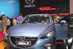 Khách tìm hiểu dòng Mazda tại Triển lãm ôtô Việt Nam 2015. (Ảnh: Trần Xuân Tình/Vietnam+)