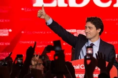 Chủ tịch Đảng LIP Justin Trudeau bên những người ủng hộ sau khi kết quả bầu cử được công bố, tại Montreal ngày 20/10. (Nguồn: AFP/TTXVN)