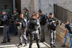 Cảnh sát Israel tuần tra tại lối vào khu thành cổ ở đông Jerusalem ngày 15/10. (Nguồn: AFP/TTXVN)
