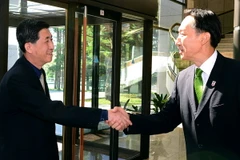 Trưởng đoàn đàm phán Hàn Quốc Lee Duck-hang (phải) và người đồng nhiệm Triều Tiên Pak Yong-il trước cuộc họp về vấn đề đoàn tụ ở làng Panmunjom ngày 7/9. (Nguồn: Yonhap/TTXVN)