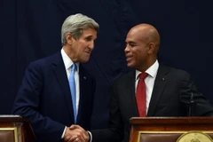 Tổng thống Haiti Michel Martelly (phải) và Ngoại trưởng Mỹ John Kerry (trái) tại cuộc gặp ở Port-au-Prince. (Nguồn: AFP/TTXVN)