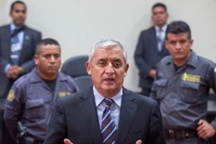 Cựu Tổng thống Guatemala Otto Perez Molina (giữa) tại tòa án ở thủ đô Guatemala City ngày 8/9. (Nguồn: THX/TTXVN)