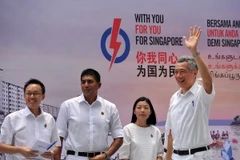 Thủ tướng Lý Hiển Long (phải), Đảng Hành động Nhân dân (PAP) cầm quyền phát biểu trong cuộc vận động tranh cử ngày 8/9. (Nguồn: AFP/TTXVN)