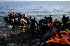 Người di cư từ Syria tới đảo Lesbos của Hy Lạp sau khi vượt biển Aegean từ bờ biển Thổ Nhĩ Kỳ ngày 3/10. (Nguồn: AFP/TTXVN)