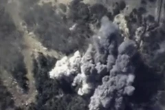 Khói bốc lên từ một vụ không kích của Nga nhằm vào mục tiêu IS tại Syria. (Nguồn: Reuters/TTXVN)