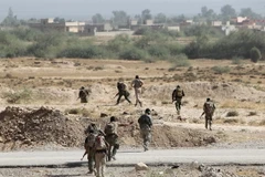 Lực lượng dân phòng người Sunni tiến vào trung tâm thị trấn Baiji. (Nguồn: AFP/TTXVN)