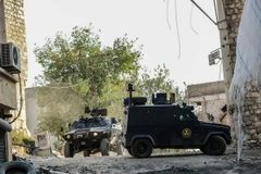 Cảnh sát Thổ Nhĩ Kỳ tuần tra tại khu vực quận Silvan ở Diyarbakir sau cuộc đụng độ với phiến quân người Kurd, ngày 5/10. (Nguồn: AFP/TTXVN)