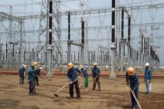 Công nhân chỉnh trang sân trạm biến áp 500kV Mỹ Tho. (Ảnh Mai Phương/Vietnam+)