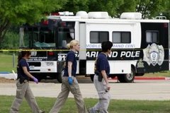 Nhân viên Cục điều tra Liên bang Mỹ tại hiện trường một vụ nổ súng ở Garland. (Nguồn: AFP/TTXVN)