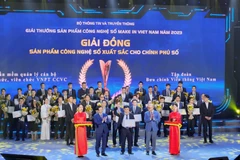 Đại diện VNPT nhận Giải Đồng Sản phẩm Công nghệ Số xuất sắc cho Chính phủ Số. (Ảnh: VNPT)