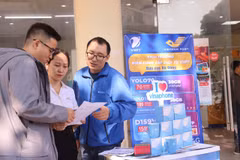 Nhân viên Bưu Điện và nhân viên VNPT phục vụ khách hàng mọi lúc mọi nơi. (Ảnh: VNP/Vietnam+)