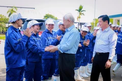 Thăm mô hình đổi mới nông nghiệp công nghệ cao bên đường mòn HCM