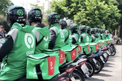 Các quán ăn có thể phục vụ khách hàng nhanh chóng và hiệu quả nhờ sự hỗ trợ của các tài xế từ các nền tảng đặt đồ ăn. (Ảnh: GJ)