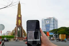 Khách hàng trải nghiệm dịch vụ của VinaPhone tại Cà Mau. (Ảnh: C.H/Vietnam+)