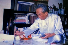 Thư pháp gia "Long thành lão nhân", hiệu Lỗ Công-Nguyễn Văn Bách (Ảnh chụp tư liệu: Cẩm Thơ/ Vietnam+)