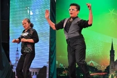 Sư "góp vui" là ngẫu hứng hay đã được dàn dựng? (Ảnh: Internet)