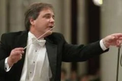 Nhạc trưởng Dorian Wilson. (Ảnh: Dàn giao hưởng Việt Nam/ Vietnam+)