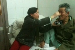 Mới nhìn, ai cũng nghĩ đây là người con đang chăm sóc bố. (Ảnh: Cẩm Thơ)