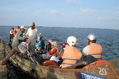 Trên phá Tam Giang, thuyền bè chính là con đường độc đạo đưa cư dân "ốc đảo" ra với...thế giới bên ngoài (Ảnh: Cẩm Thơ/ Vietnam+)