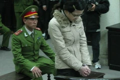 Kim Anh khóc và lo lắng đợi nghe toà tuyên án. (Ảnh: Cẩm Thơ/ Vietnam+)