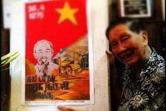 Nhạc sỹ Phạm Tuyên bên món quà "bí mật" sau 37 năm của "tiếng reo vui trong ngày đại thắng" từ một người bạn Mỹ. (Ảnh: Cẩm Thơ/ Vietnam+)