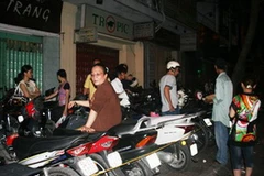 Dịch vụ trông xe đêm mừng Đại lễ giá cao và khan hiếm. 