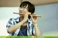 Trần Hữu Kiên bên cây sáo ngoài đời thường. (Ảnh: BHD)
