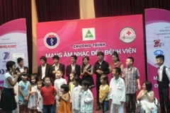 "Mang âm nhạc đến bệnh viện" là món quà tinh thần giản dị và sâu sắc. (Ảnh: Internet)