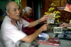 Anh hùng lực lượng vũ trang nhân dân Nguyễn Xuân Giang ôn lại những trận đánh (Ảnh: Cẩm Thơ/Vietnam+)