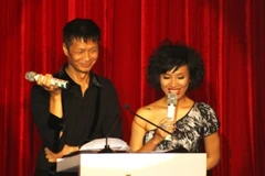 Lễ trao giải 2010 MC Lê Hoàng và Thùy Minh đã gây ấn tượng bằng lối dẫn dí dỏm, bình luận bất ngờ, hài hước. (Ảnh: Internet)