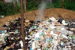 Một lò xử lý chất thải y tế "lộ thiên". (Ảnh : Internet)