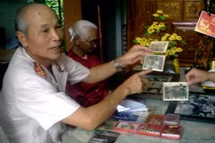 Anh hùng lực lượng vũ trang nhân dân Nguyễn Xuân Giang ôn lại những trận đánh (Ảnh: Cẩm Thơ/Vietnam+)