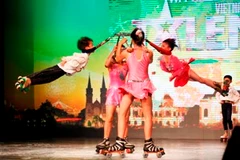 Ngoài sự kinh ngạc, thót tim, những giọt nước mắt đã rơi trước màn thi tài xiếc của các em nhỏ nhóm Hoa Mẫu Đơn. (Ảnh: BTC)