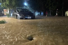 Mưa lớn tại thành phố Hạ Long, nhiều khu vực cống thoát nước cuộn thành xoáy nguy hiểm cho người tham gia giao thông. (Ảnh: TTXVN phát)
