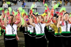 Màn trình diễn nghệ thuật Xòe Thái với sự tham gia của nhiều nghệ nhân và diễn viên quần chúng. (Ảnh: Thành Đạt/TTXVN) 