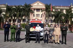 Đại tá Nguyễn Viết Giang, Giám đốc Công an tỉnh Lai Châu, thừa ủy quyền của Bộ trưởng Bộ Công an Tô Lâm trao tặng xe ôtô cứu thương cho Trung tâm Y tế thành phố Lai Châu. (Ảnh: Quý Trung/TTXVN)