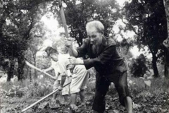 Bác Hồ cuốc đất, trồng rau trong vườn Phủ Chủ tịch (năm 1957). (Ảnh: TTXVN) 