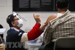 Nhân viên y tế tiêm vaccine phòng COVID-19 cho người dân tại Toronto, Canada, ngày 4/4/2022. (Ảnh: THX/TTXVN) 