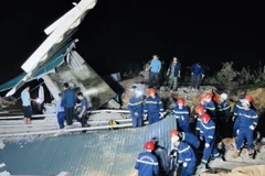 Các lực lượng chức năng triển khai tìm kiếm người bị mất tích. (Ảnh: Thanh Thủy/TTXVN)