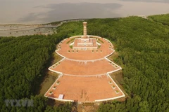 Cột cờ Hà Nội trên quê hương Đất Mũi Cà Mau. (Ảnh: Thế Anh/TTXVN) 